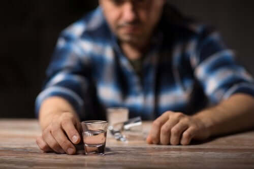 Mand med alkohol i små glas