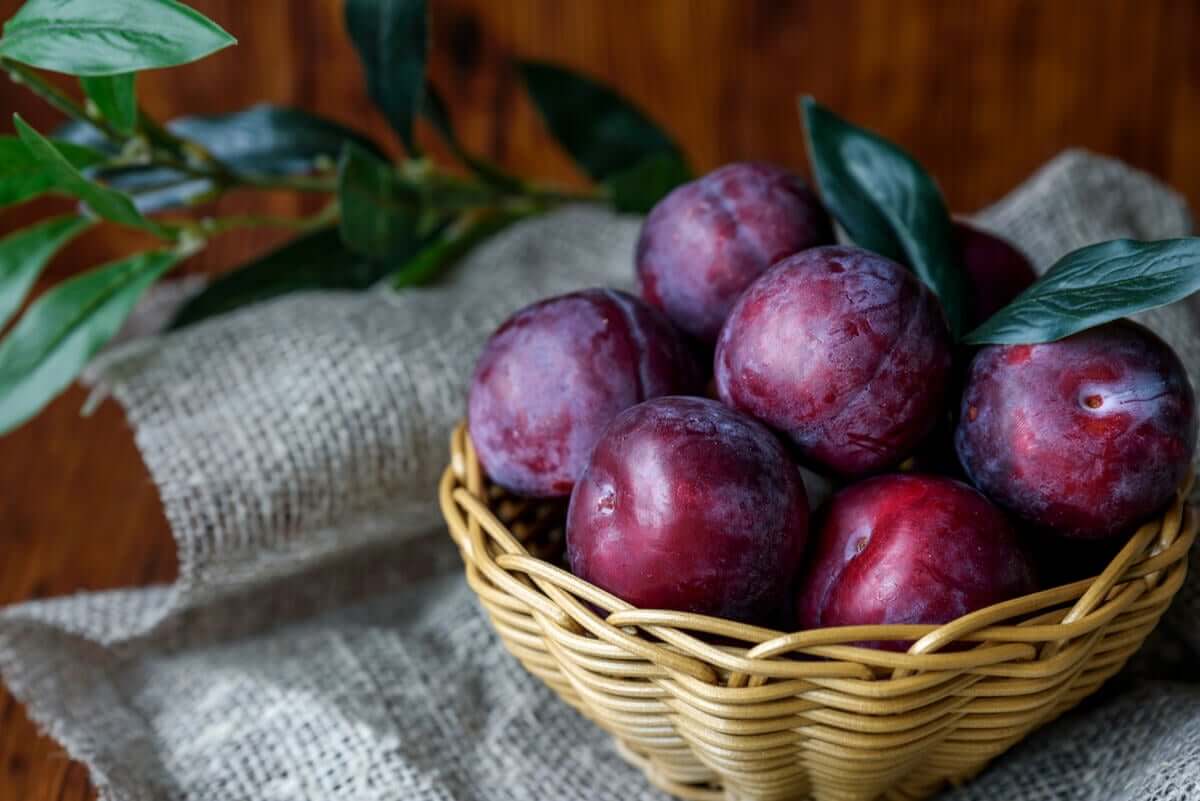 A bowl of purple plums.