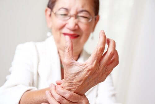 An adult woman with joint pain in the wrist.