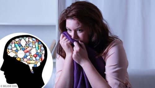 Depressiv kvinde med tegning af hjerne fyldt med piller