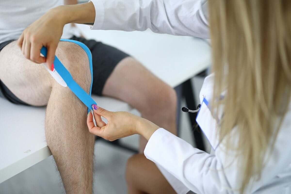 Doctor with knee