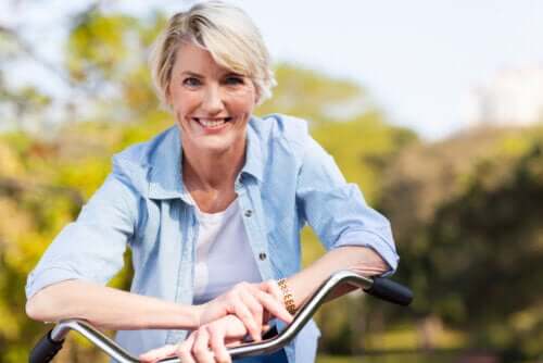 Smilende kvinde på cykel