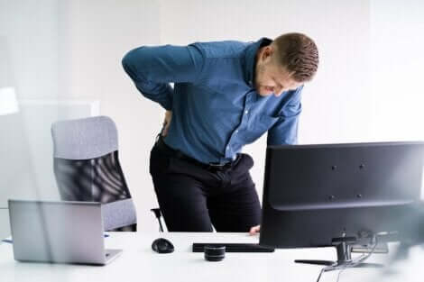 Man sitting at desk with herniated disc.