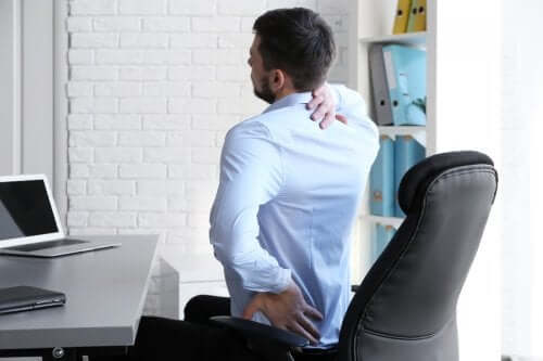 Mand på kontor har ondt i ryggen