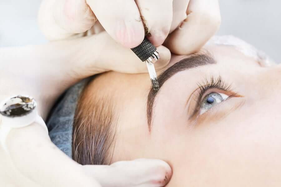 Kvinde får lavet microblading af øjenbryn
