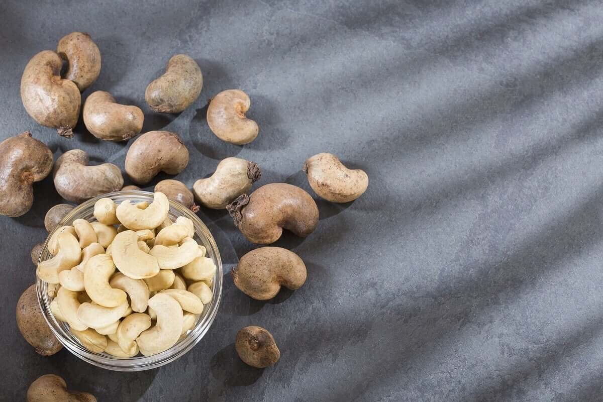 A bowl of cashews.