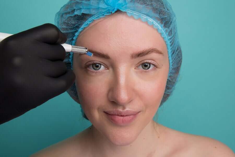 Kvinde får behandlet sine øjenbryn