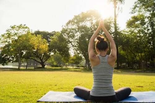 Kvinde dyrker yoga i park