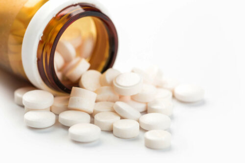 A bottle of loratadine.