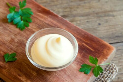 Hjemmelavet mayonnaise i skål