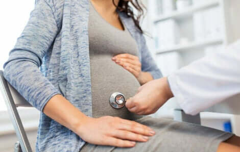 امرأة حامل في موعد مع الطبيب.