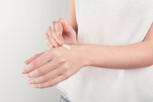 A woman applying diprogenta.