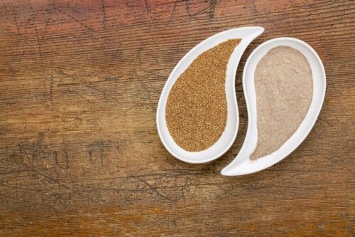 Teff seeds, whole and powdered.
