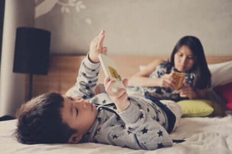 Two kids staring at smartphones.