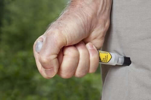 Person anvender en EpiPen