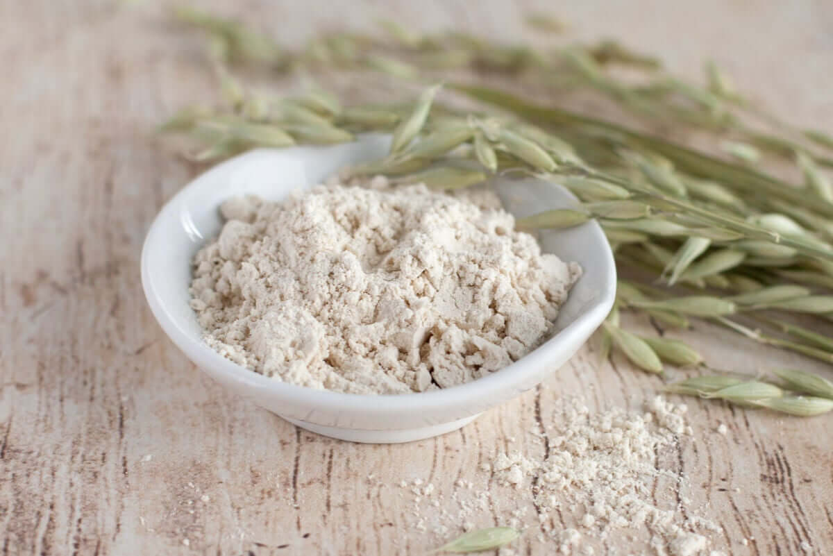 Oat grains and colloidal oatmeal on a table.