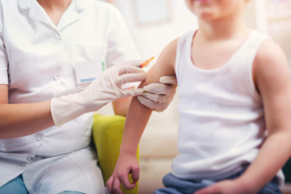 Barn får en meningitis vaccination