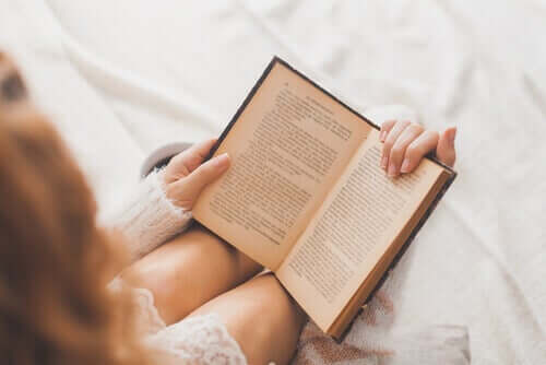 Kvinde læser en bog