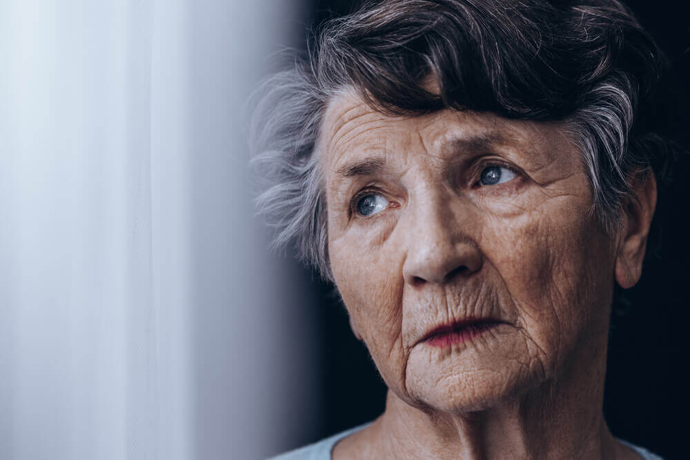 En ældre kvinde ser trist ud