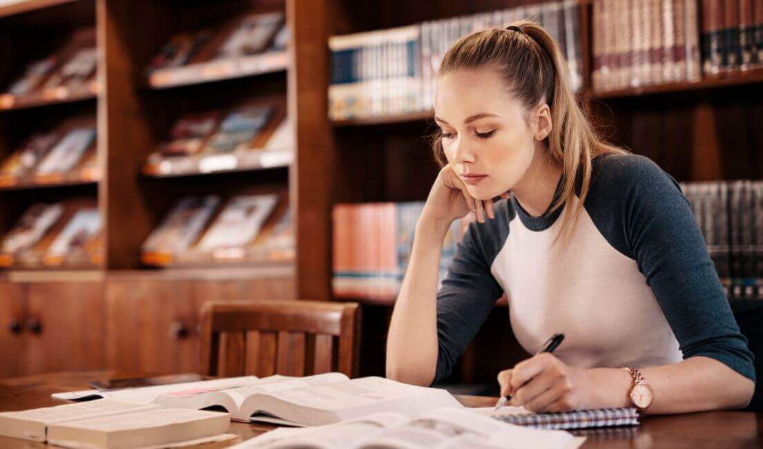 Bibliotherapie - Frau in einer Bibliothek