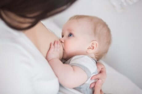 Baby ammer, hvilket påvirker prolaktinniveauer 