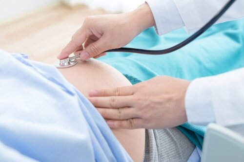Lekarz badający kobietę w ciąży.