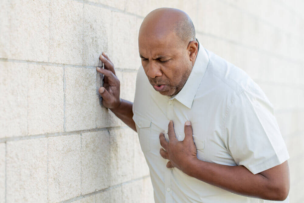 En mann med smerter på grunn av iskemisk hjertesykdom.