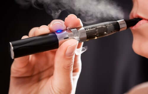 Mężczyzna z długopisem Vape.
