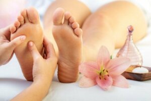 What Causes Yellow Skin on the Bottom of the Feet