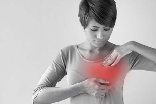 Kobieta badająca raka piersi.