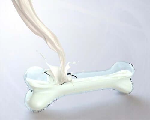 Mælk hældes i glas formet som knogle
