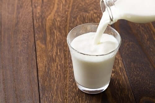 Mælk hældes op i glas