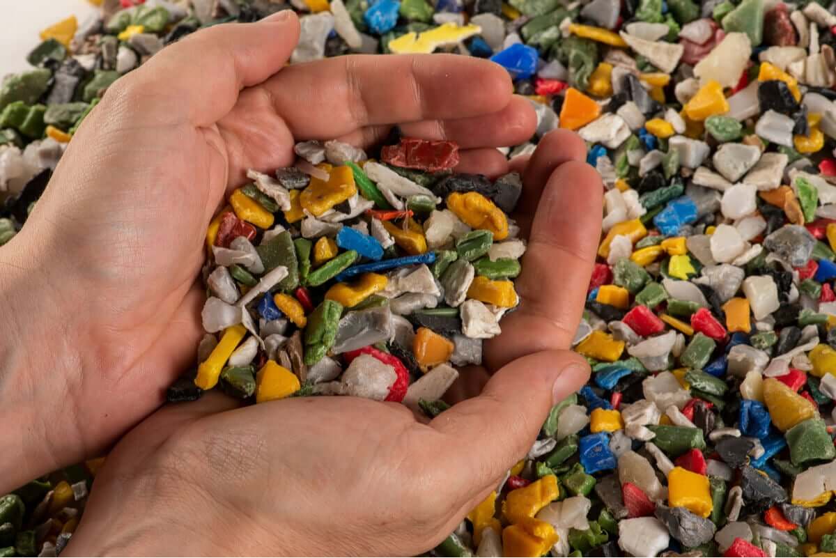 Zersetzung von Alltagsgegenständen: Plastikmüll wird in Mikroplastik umgewandelt, das die Umwelt schädigt.