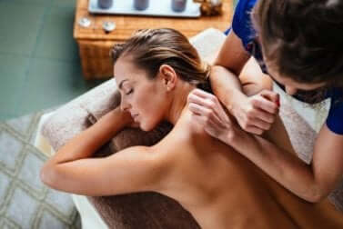 Kvinde nyder forskellige typer af massage