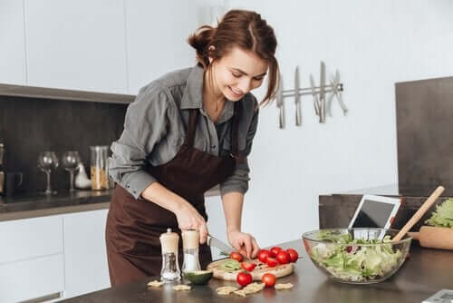 Gesunde Ernährung und körperliche Aktivität - Frau in der Küche