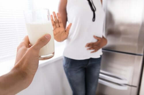 Een vrouw die een glas melk afslaat