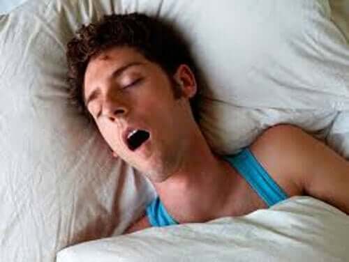 En mann som snorker.