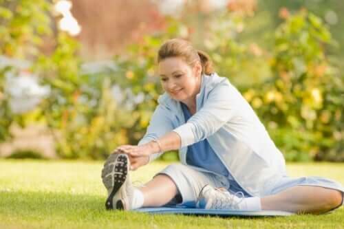 körperlichen Schmerzen vorbeugen - Frau beim Stretching