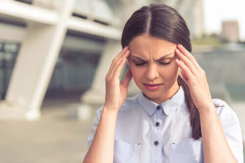 Eine Frau mit Kopfschmerzen