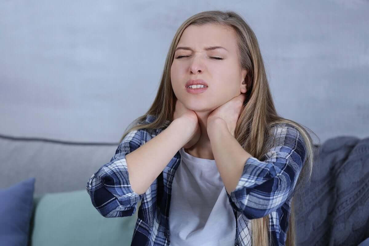 Frau mit Nackenschmerzen