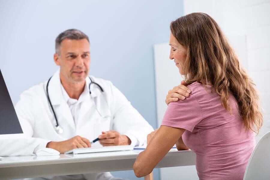 Kobieta z bólem barku.