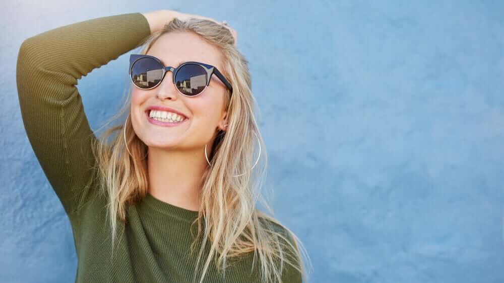 A woman with sunglasses.