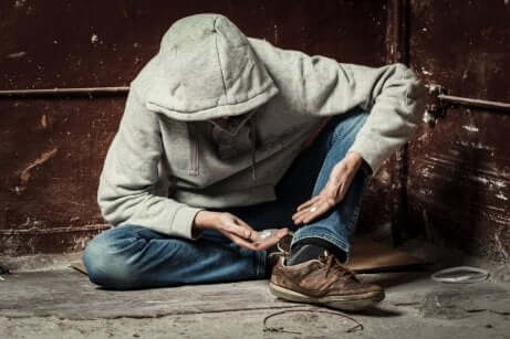 Suchtverleugnung - Mann konsumiert Drogen
