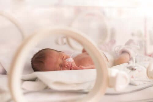 Baby in een couveuse