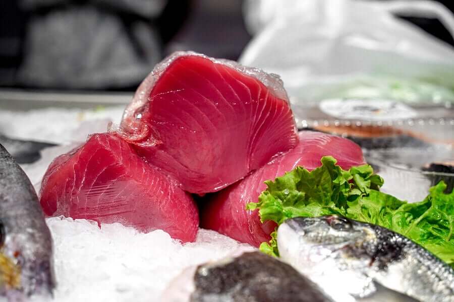 Raw tuna in ice.