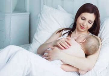 Vitamin-D-Mangel bei Kindern - Mutter mit Baby