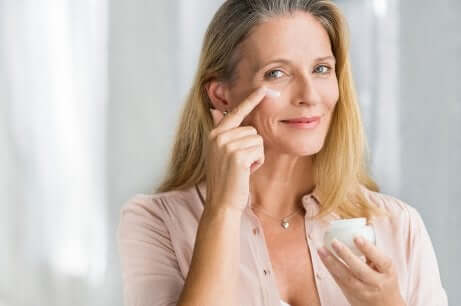 Anti-Aging-Cremes - Frau cremet sich ein