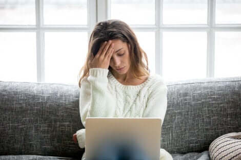 Bekymret kvinde ved computer lider af cyberkondri