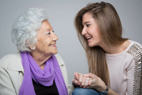 Barnebarn og bestemor.