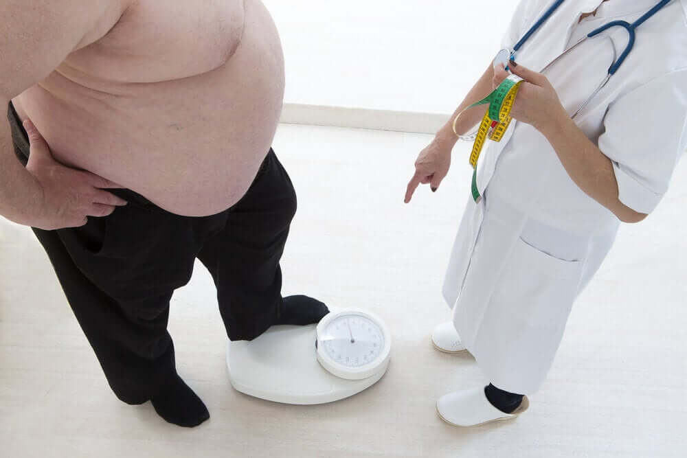 Overvægtig person på vægten grundet ultraforarbejdede fødevarer